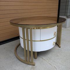 おしゃれなテーブルと引出しのセットの画像