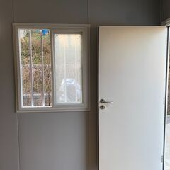 現地組立式4連棟事務所 プレハブ・ユニットハウス セルフ型コンテナ メーカー製スーパーハウス 事務所倉庫 仮設住宅 工事用ハウスの画像