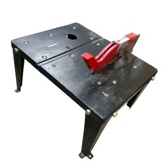 電動ノコギリとツールスタンドの画像