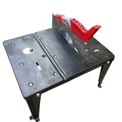 電動ノコギリとツールスタンドの画像