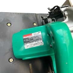 電動ノコギリとツールスタンドの画像