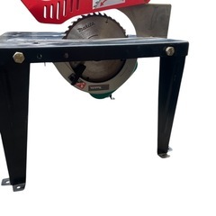 電動ノコギリとツールスタンドの画像