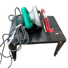 電動ノコギリとツールスタンド
