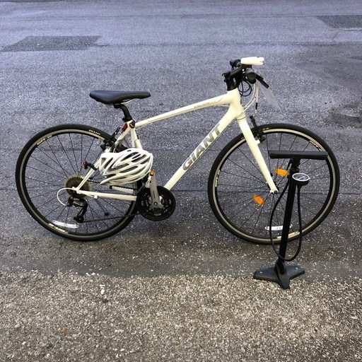 GIANT ESCAP RX クロスバイク700C（約27インチ）エアポンプ　ヘルメット　ダイヤルキー付き