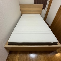 IKEAのベッドとマットレスのセット