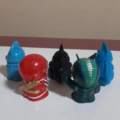仮面ライダーとゴジラの指人形の画像