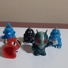 仮面ライダーとゴジラの指人形の画像