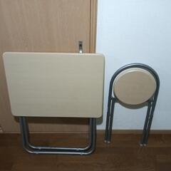 テーブルと椅子
