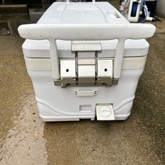 シマノ(SHIMANO) クーラーボックス 大型 45L スペーザ ホエール リミテッド キャスター付 450HC-045L 釣り用 アイスホワイト  使用感はありますのでご理解の上ご購入お願いします。 ストラップはありませんの画像