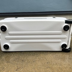 シマノ(SHIMANO) クーラーボックス 大型 45L スペーザ ホエール リミテッド キャスター付 450HC-045L 釣り用 アイスホワイト  使用感はありますのでご理解の上ご購入お願いします。 ストラップはありませんの画像