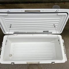 シマノ(SHIMANO) クーラーボックス 大型 45L スペーザ ホエール リミテッド キャスター付 450HC-045L 釣り用 アイスホワイト  使用感はありますのでご理解の上ご購入お願いします。 ストラップはありませんの画像