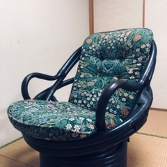 籐の椅子とガラスの丸テーブル