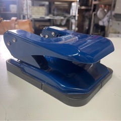KOKUYO　コクヨ　穴あけパンチ　PN-G37　用紙サイズガイド付き　2穴　中古　③の画像
