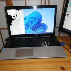 ノートパソコン(ジャンク)とモニターの画像