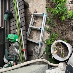 庭石やスコップ、ハサミなど