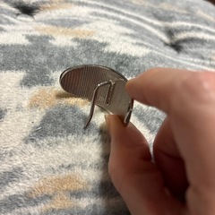 つけまつげを付ける器具？と、マニキュアと、除光液と、髪留めの画像