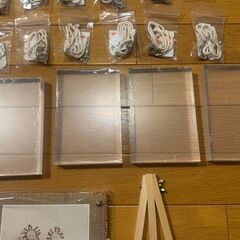 【ディスプレイ資材セット】値下げ！未使用 新品 アクリル板 木製プレート フォトスタンド フォトフレーム 紐セット 展示 写真立て 飾り台 壁掛け DIY インテリア 制作 製作 キット 教材 東五反田の画像