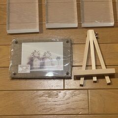 【ディスプレイ資材セット】値下げ！未使用 新品 アクリル板 木製プレート フォトスタンド フォトフレーム 紐セット 展示 写真立て 飾り台 壁掛け DIY インテリア 制作 製作 キット 教材 東五反田の画像