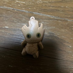 ディズニー　アベンジャーズ　マーベル　グルート　人形