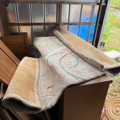 カーペットや布団？　ペット用や駐車場などに