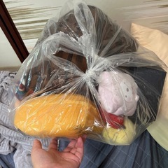 ぬいぐるみなどビニール袋いっぱい色々の画像