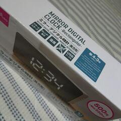 ダイソー　ミラーデジタル時計の画像