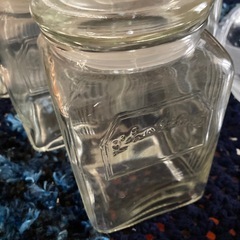レトロな食器や瓶などの画像