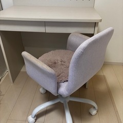 ニトリの学習机📚(専用キャスターと椅子付き)の画像