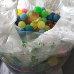 大量のスーパーボール