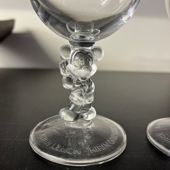 ミッキーマウスデザインのワイングラスの画像