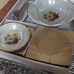 ギフト品、サラダ用、器のセット、大皿23センチ1、小皿14センチ5枚、木製スプーン、フォークの画像