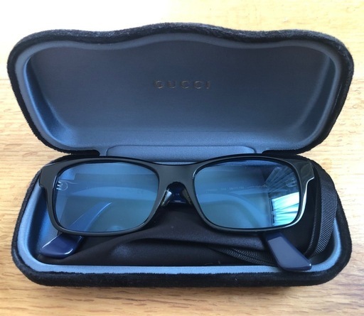GUCCIのストライプデザインのサングラス、専用ケース付き。