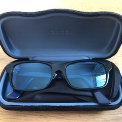 GUCCIのストライプデザインのサングラス、専用ケース付き。