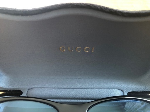 GUCCIのストライプデザインのサングラス、専用ケース付き。