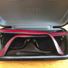 GUCCIのストライプデザインのサングラス、専用ケース付き。の画像
