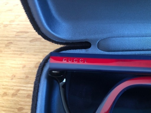 GUCCIのストライプデザインのサングラス、専用ケース付き。