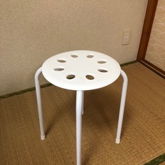 白い背面なしのイス