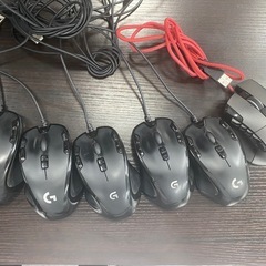 マウス、キーボード、机のセット