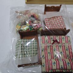 シルバニアファミリー はじめてのお家 人形4体と小物付 中古 箱無し【モノ市場東海店】141の画像