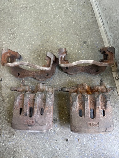 16アリスト　フロントキャリパー