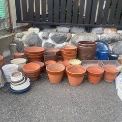 植木鉢各種、砂利小石の画像