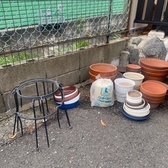 植木鉢各種、砂利小石の画像