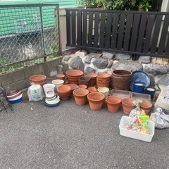 植木鉢各種、砂利小石の画像