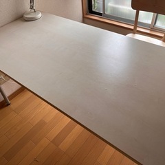 木製の大きいテーブル