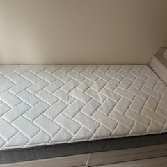 モダンデコのシングルベッド