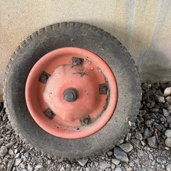 ジャンク劣化して壊れた一輪車のタイヤ