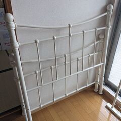 【値下げ・終了予定】パイプベッド、白、マットレス付きの画像