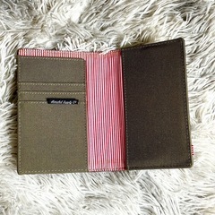【毎日使わないからこそ拘りたい】 Herschel / 迷彩柄、パスポートケース の画像