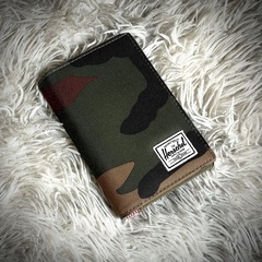 【毎日使わないからこそ拘りたい】 Herschel / 迷彩柄、パスポートケース の画像