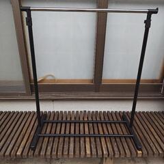 黒い金属製ハンガーラック